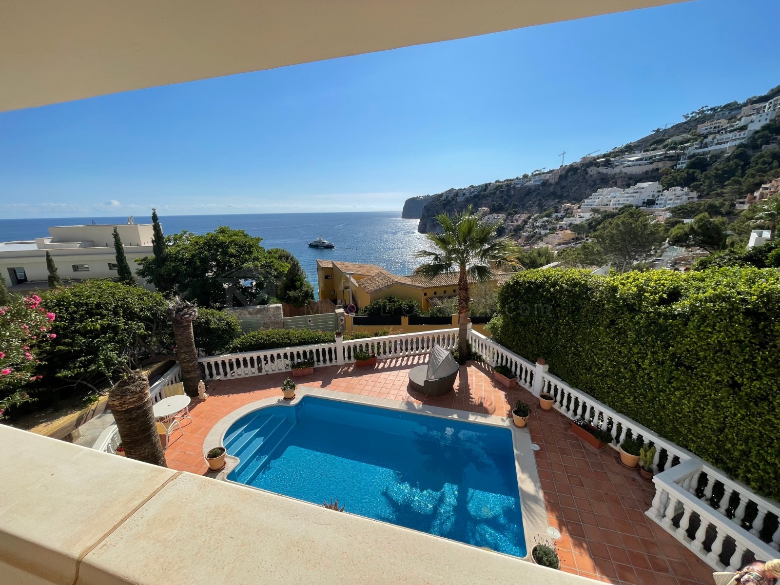 Villa near Beach Club Gran Folies—second line from the sea, featuring a guest house and 4 bedrooms—ready for you to renovate and enjoy in 2027! – Photo 7