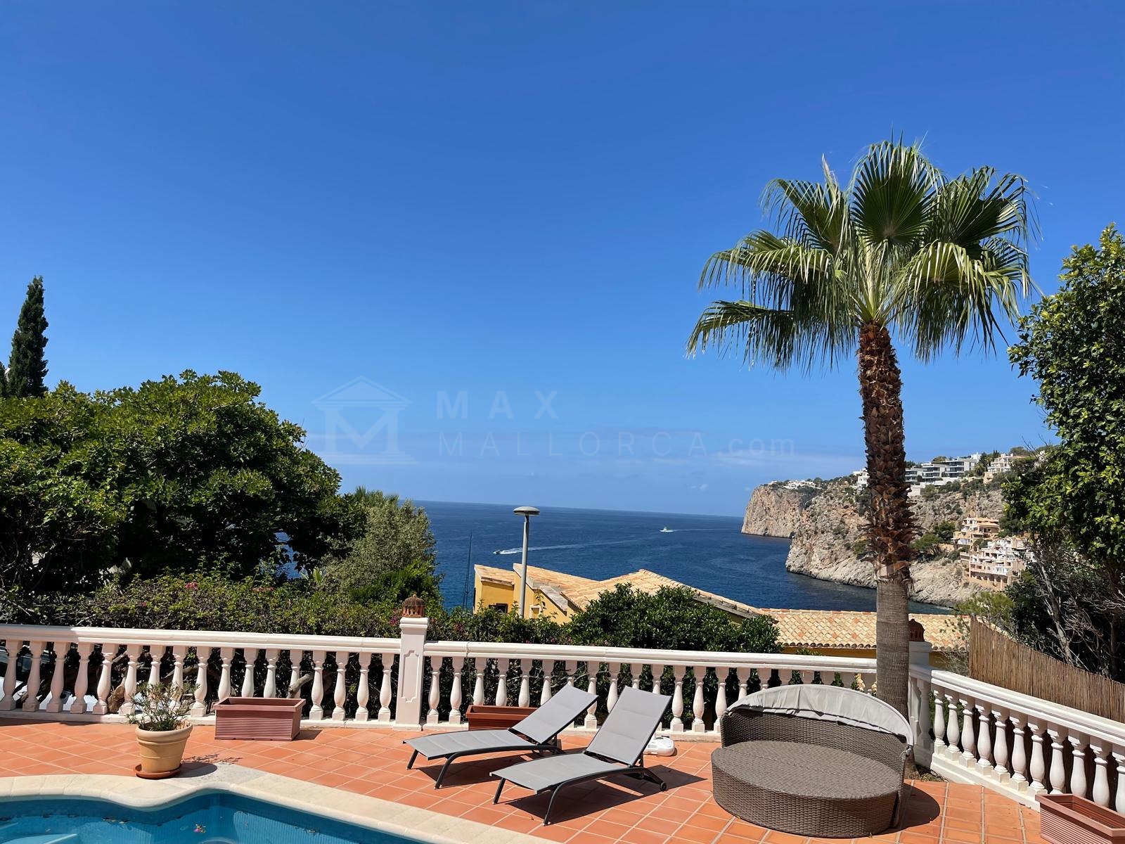 Villa near Beach Club Gran Folies—second line from the sea, featuring a guest house and 4 bedrooms—ready for you to renovate and enjoy in 2027! – Photo 9
