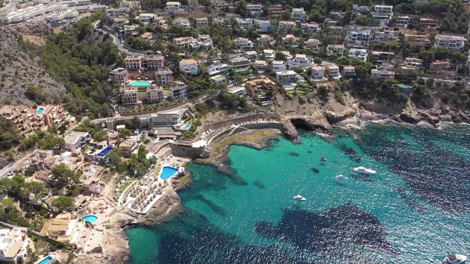 Villa near Beach Club Gran Folies—second line from the sea, featuring a guest house and 4 bedrooms—ready for you to renovate and enjoy in 2027! – Photo 6