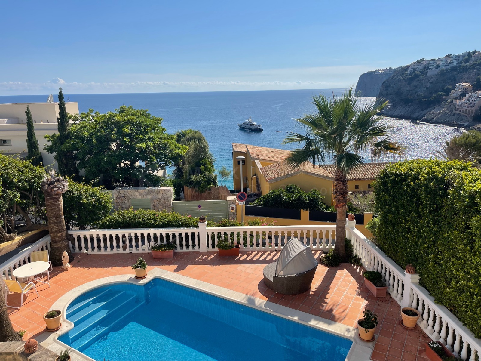 Villa near Beach Club Gran Folies—second line from the sea, featuring a guest house and 4 bedrooms—ready for you to renovate and enjoy in 2027! – Photo 1