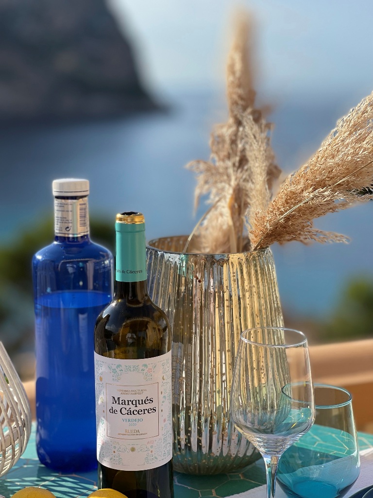 Beach Club Gran Folies LIVING! Über der türkisblauen Bucht der Cala Llamp und den ankernden Luxus- – Foto 1