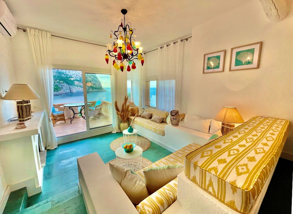 Beach Club Gran Folies LIVING! Über der türkisblauen Bucht der Cala Llamp und den ankernden Luxus- – Foto 4