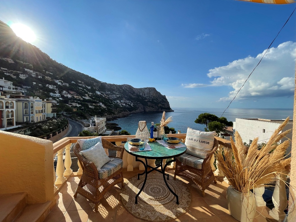 Beach Club Gran Folies LIVING! Über der türkisblauen Bucht der Cala Llamp und den ankernden Luxus- – Foto 5