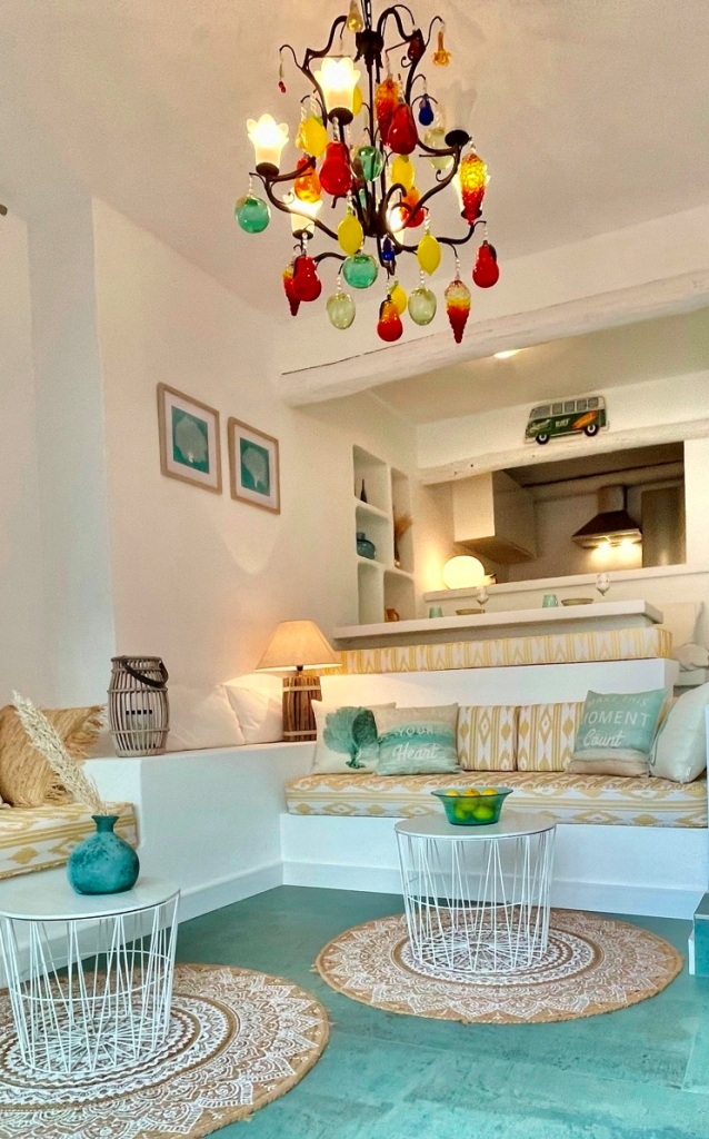 Beach Club Gran Folies LIVING! Über der türkisblauen Bucht der Cala Llamp und den ankernden Luxus- – Foto 10