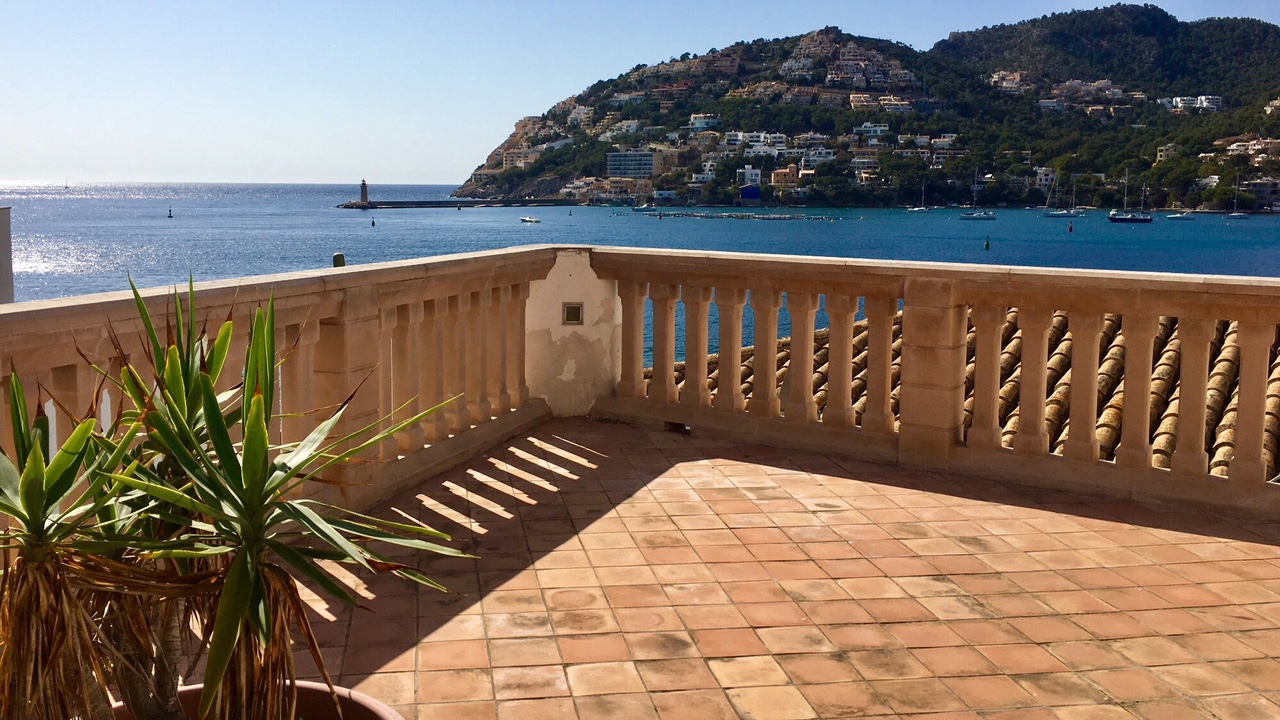 Captains-Haus an der Hafeneinfahrt von Andratx mit Meerblick-Dachterrasse 10 Meter zum Meer – Foto 3